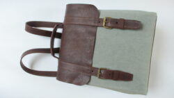 sac à dos cuir marron foncé et toile bleue